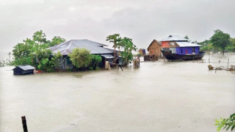 ঘূর্ণিঝড় রিমাল : জলোচ্ছ্বাসে ডুবেছে উপকূল